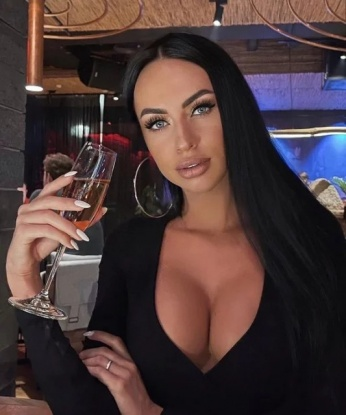 Мои услуги включают классический массаж, эротический массаж, минет без презерватива, классический секс, анальный секс, групповой секс и многое другое. 💦🔞 У меня есть место для встреч, безопасность и конфиденциальность гарантированы. Фото 100% мои! 📸💯 С моими красивыми формами и горячей страстью я превращу твои фантазии в реальность. 💋😈 Позволь мне показать тебе небеса и утопить в океане истинного блаженства. 💫💕 Отзывы о моих услугах только положительные! 🌟🌟🌟 Мои гости всегда возвращаются ко мне снова и снова. 🔁💖 Ты хочешь провести незабываемое время? Тогда давай встретимся! 💌🔞 Полина
